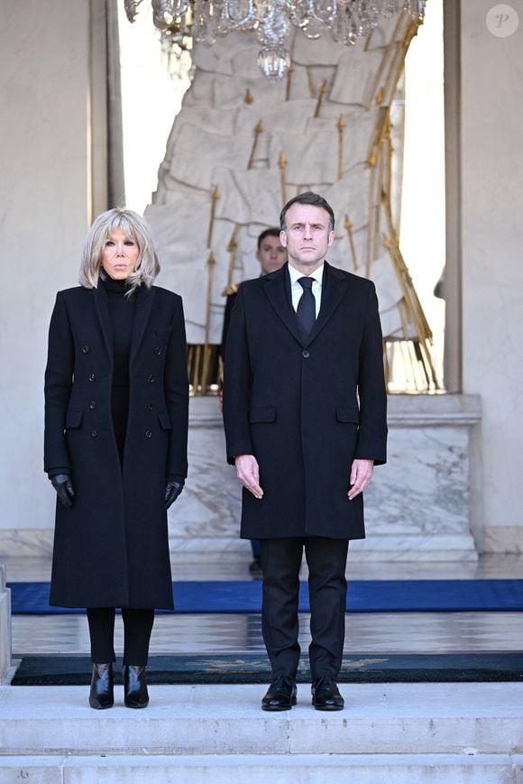 Le président Emmanuel Macron et sa femme Brigitte Macron participent à une minute de silence en hommage aux victimes du cyclone Chido à Mayotte le 23 décembre 2024.

© Eric Tschaen / Pool / Bestimage