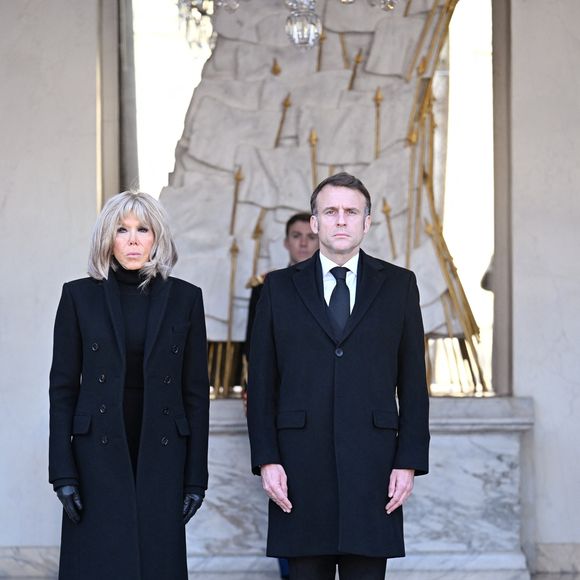 Le président Emmanuel Macron et sa femme Brigitte Macron participent à une minute de silence en hommage aux victimes du cyclone Chido à Mayotte le 23 décembre 2024.

© Eric Tschaen / Pool / Bestimage