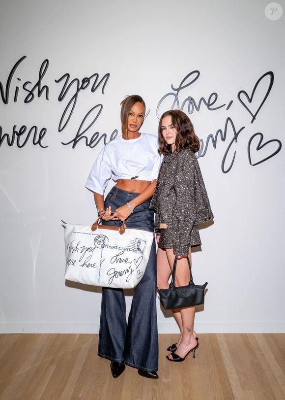 Pour l'occasion, le duo dévoile une édition limitée inédite baptisée "Greetings from New York", arborant la skyline de Manhattan et une carte postale signée de Jeremy Scott.

New York, NY Longchamp célèbre une nouvelle édition limitée et 20 ans de collaboration avec le créateur Jeremy Scott au magasin phare de SoHo.

©Bestimage