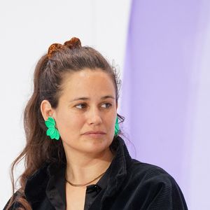 Elle reconnaît que cette séparation familiale est parfois difficile à vivre.

Lucie Lucas au sommet changeNow 2026 au Grand Palais à Paris le 31 mars 2026. © Anne-Sophie Guebey / Bestimage