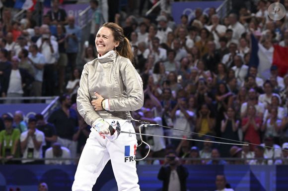 Sebin Choi (KOR) vs Manon Apithy-Brunet (FRA), lors du sabre individuel féminin - demi-finale - Escrime, pendant les Jeux Olympiques Paris 2024. (Dppi / Panoramic / Bestimage).