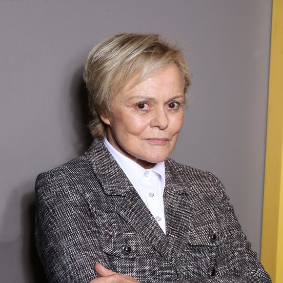 Exclusif - Portrait de Muriel Robin en marge du dévoilement du timbre Michel Legrand réalisé par l'artiste Mathieu Persan (Vente anticipée le 23/02, vente général le 24/02 Tirage : 705 000) à la librairie "Le Carré d'Encre" à Paris le 12 décembre 2023.

© Denis Guignebourg / Bestimage