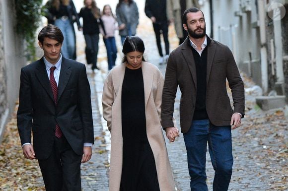 Louis Sarkozy et sa femme Natali Husic enceinte - La famille et les soutiens de Nicolas Sarkozy se sont réunis devant son domicile le jour de son incarcération à la prison de la Santé à Paris le 21 octobre 2025.
© Moreau / Jacovides / Bestimage