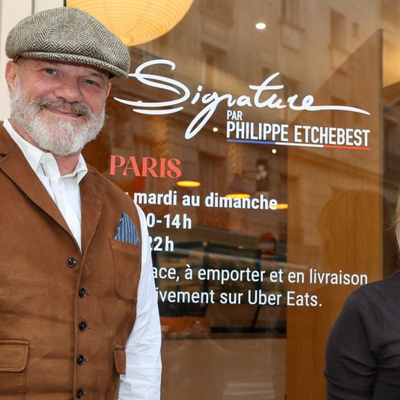 Exclusif - Le chef Philippe Etchebestet sa femme Dominique - Le chef Philippe Etchebest ouvre son restaurant éphémère "Signature" du 9 au 30 octobre au 25 rue Sedaine à Paris dans le 11ème arrondissement le 8 octobre 2025. © Jean-Marc Lhomer/Bestimage