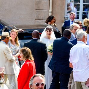 Après la cérémonie, ils ont eu un lâcher de colombes

Semi-exclusif - Murielle Mégevand et Hugues Aufray sur le parvis de l'église - Mariage d'Hugues Aufray et de Murielle Mégevand à l’église Saint-Vigor de Marly-Le Roy, France. Agence / Bestimage