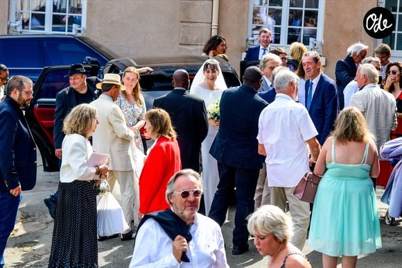 Après la cérémonie, ils ont eu un lâcher de colombes

Semi-exclusif - Murielle Mégevand et Hugues Aufray sur le parvis de l'église - Mariage d'Hugues Aufray et de Murielle Mégevand à l’église Saint-Vigor de Marly-Le Roy, France. Agence / Bestimage