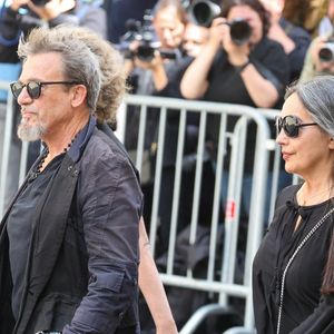 Florent Pagny et sa femme Azucena Caamaño - Arrivées aux obsèques de Thierry Ardisson en l’église Saint-Roch de Paris, France, le 17 juillet 2025. © Clovis-Jacovides/Bestimage