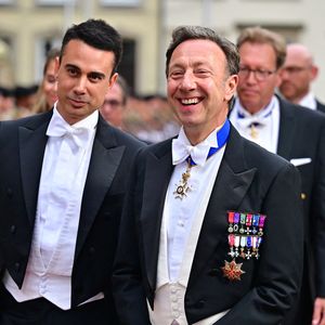 Stéphane Bern et son compagnon Yori Bailleres aux arrivées du dîner de gala des célébrations du changement de trône au Palais grand-ducal du Luxembourg, le 3 octobre 2025. © Christian Liewig/Bestimage