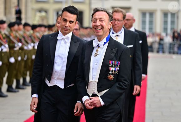 Stéphane Bern et son compagnon Yori Bailleres aux arrivées du dîner de gala des célébrations du changement de trône au Palais grand-ducal du Luxembourg, le 3 octobre 2025. © Christian Liewig/Bestimage