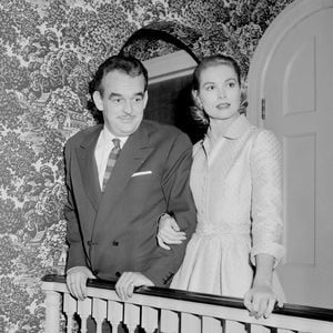 Le prince Rainier III de Monaco et sa fiancée Grace Kelly à Philadelphie le 6 janvier 1956
Abaca