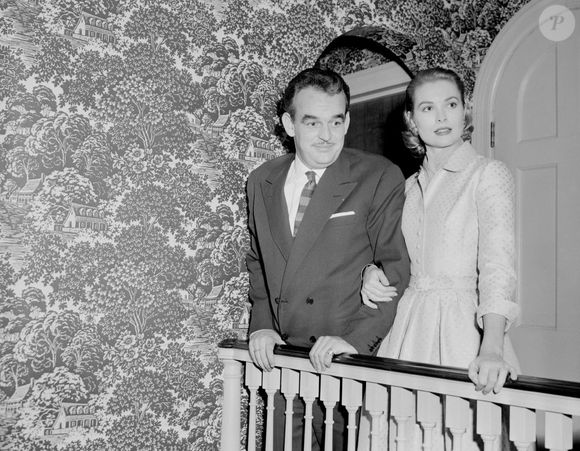 Le prince Rainier III de Monaco et sa fiancée Grace Kelly à Philadelphie le 6 janvier 1956
Abaca
