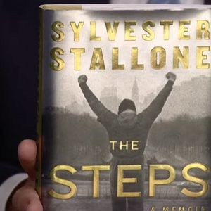 Pictures MUST credit: NBC
Sylvester Stallone a raconté comment il avait changé la fin du film à succès Rocky pour laisser les spectateurs sur une note positive. Stallone, 80 ans, qui a écrit le scénario, a expliqué que le budget du film avait été épuisé lorsqu’il s’est rendu compte que la fin originale était beaucoup trop sombre.