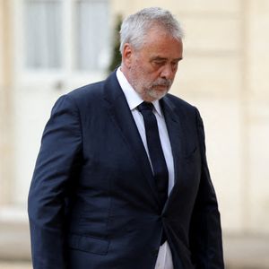 Le cinéaste dénonce "un massacre" et affirme que le cerf venait se reposer dans le jardin. "Ils ont tué l’animal comme des sauvages", s'est-il insurgé.
Luc Besson - Arrivée des invités au dîner d'Etat en l'honneur du président chinois Xi Jinping et de sa femme la Première Dame Peng Liyuan au palais présidentiel de l'Elysée à Paris, France, le 6 mai 2024. © Cyril Moreau/Bestimage