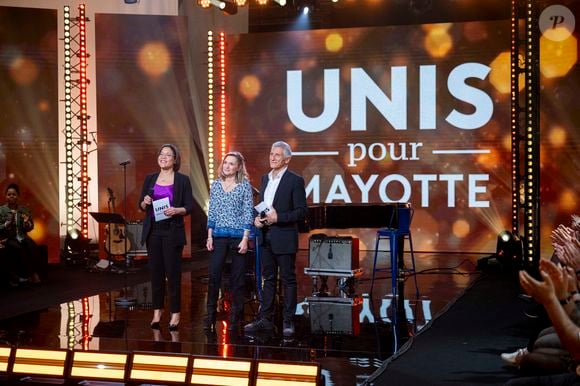 Exclusif - Karine Baste, Axelle Davezac, directrice générale de la Fondation de France, Nagui sur le plateau de l’émission “Unis pour Mayotte” diffusée en direct sur France 2, qui a permis de récolter plus de 5 millions de dons le 17 décembre 2024.
© Pierre Perusseau / Bestimage