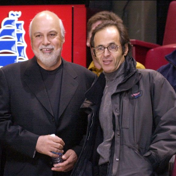 Le mari de Céline Dion, René Angelil, et le chanteur/compositeur français Jean-Jacques Goldman assistent à un match de hockey entre les Canadiens de Montréal et les Bruins de Boston. le 17 octobre 2000 © André Pichette/ABACA