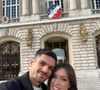 La chanteuse et actrice s'est pacsée cette année 2025 avec son nouvel amoureux : Alexis, un ancien pompier devenu coach sportif...

Elsa Esnoult et son conjoint Alexis le 7 octobre 2025 sur Instagram