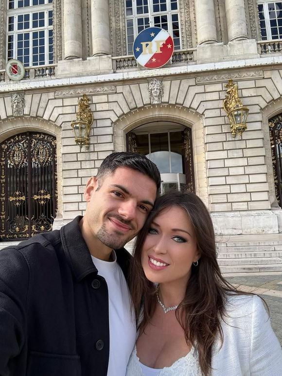 La chanteuse et actrice s'est pacsée cette année 2025 avec son nouvel amoureux : Alexis, un ancien pompier devenu coach sportif...

Elsa Esnoult et son conjoint Alexis le 7 octobre 2025 sur Instagram