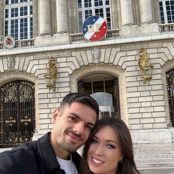 La chanteuse et actrice s'est pacsée cette année 2025 avec son nouvel amoureux : Alexis, un ancien pompier devenu coach sportif...

Elsa Esnoult et son conjoint Alexis le 7 octobre 2025 sur Instagram