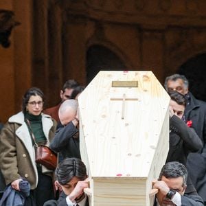 Pia Laborde, la fille de C.Laborde, Thomas Stern, le mari de la défunte - Sortie des obsèques de Catherine Laborde en l’église Saint-Roch à Paris, le 6 février 2025. Décédée le 28 janvier 2025 à l'âge de 73 ans, l'ancienne présentatrice météo de TF1 (1988 - 2017) était atteinte de la maladie neurodégénérative à corps de Lewy. 
© Jacovides - Moreau / Bestimage