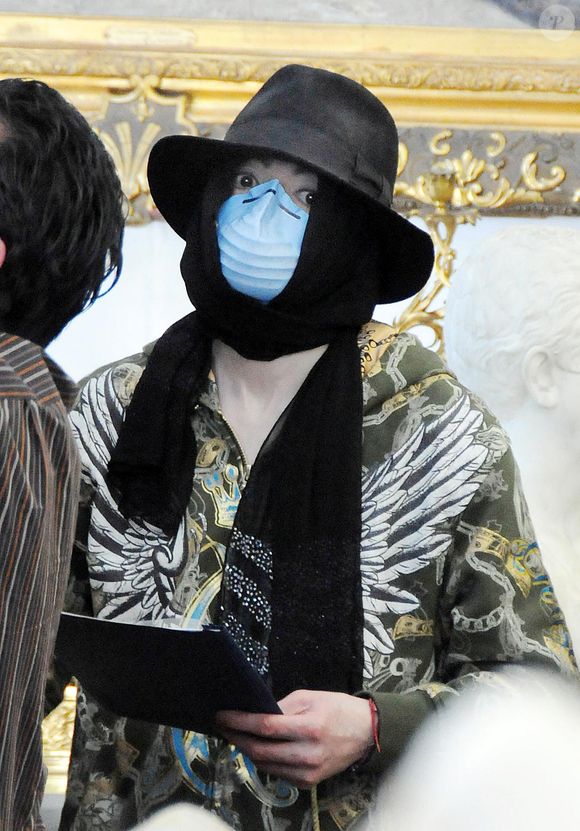 Michael Jackson en visite dans les magasins d'antiquités de Beverly Hills. Bien qu'il fasse chaud, il porte une veste et un masque chirurgical en permanence. Los Angeles, CA le 21 avril 2009. Photo de Ramey Agency/ABACAPRESS.COM