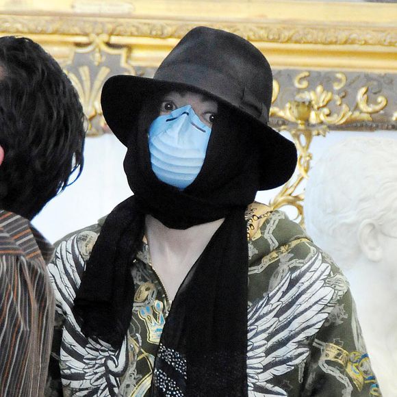 Michael Jackson en visite dans les magasins d'antiquités de Beverly Hills. Bien qu'il fasse chaud, il porte une veste et un masque chirurgical en permanence. Los Angeles, CA le 21 avril 2009. Photo de Ramey Agency/ABACAPRESS.COM