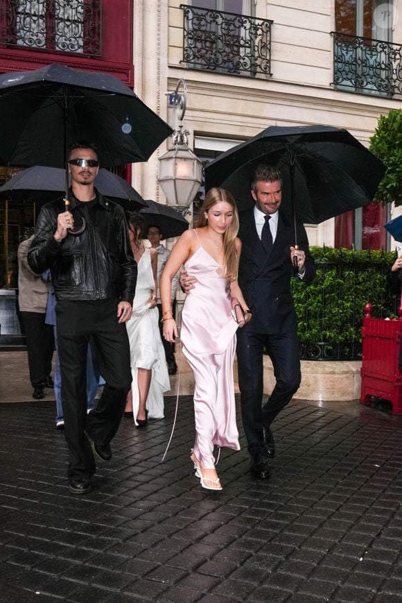 David Beckham quitte l'hôtel La Réserve en famille pour assister au défilé de sa femme V.Beckham au château de Bagatelle lors de la Fashion Week de Paris (PFW), le 27 septembre 2024. Il est entouré de ses enfants, Romeo Beckham, Harper Seven. (Backgrid UK/ Bestimage).