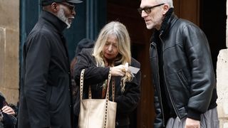 Quelques jours après l'ultime voyage de Tchéky Karyo, Vincent Cassel, Thierry Neuvic, Nicole Calfan et d'autres présents pour saluer la mémoire du comédien