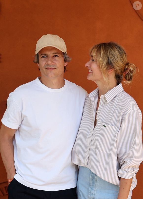 Caroline Anglade et son mari Nicolas Moreau au village lors des Internationaux de France de Tennis de Roland Garros 2026. Paris, le 26 mai 2026.
© Jacovides / Moreau / Bestimage