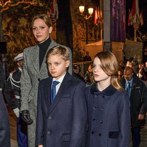 Leur look sobre et chic a attiré tous les regards dans la nuit monégasque.

La princesse Charlene de Monaco, le prince héréditaire Jacques, marquis des Baux, et la princesse Gabriella, comtesse de Carladès, ont assisté à la célébration de la Sainte Dévote, Sainte patronne de Monaco, à Monaco le 26 janvier 2026. © Bruno Bebert / Bestimage