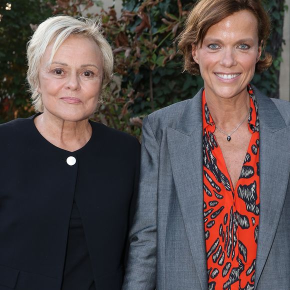 Ces derniers temps, l'humoriste se met en scène dans leur jardin pour évoquer les travaux entamés 

Muriel Robin et Anne Le Nen lors de l'inauguration du jardin des ambassadeurs Line Renaud à Paris le 2 octobre 2023.

© Coadic Guirec / Bestimage