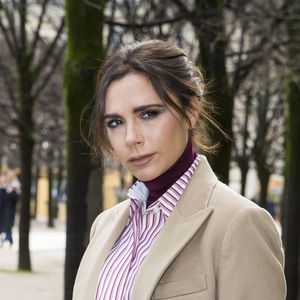 Businesswoman accomplie, fondatrice d'une marque de luxe éponyme qui n'a plus rien à prouver.

Victoria Beckham - People au défilé de mode « Louis Vuitton » Hommes Automne-Hiver 2018 au Palais Royal à Paris. Le 18 janvier 2018
© Olivier Borde / Bestimage