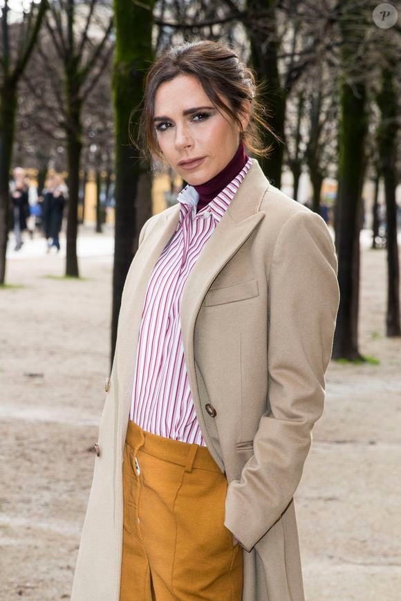 Businesswoman accomplie, fondatrice d'une marque de luxe éponyme qui n'a plus rien à prouver.

Victoria Beckham - People au défilé de mode « Louis Vuitton » Hommes Automne-Hiver 2018 au Palais Royal à Paris. Le 18 janvier 2018
© Olivier Borde / Bestimage