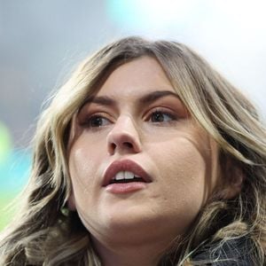 Marine (Star Academy 2024) chante "Les Corons" en hommage à Pierre Bachelet, pour le 20ème anniversaire de sa mort, lors du match de Ligue 1 McDonald's "Lens - Strasbourg (0-2)" au stade Bollaert-Delelis, le 16 février 2025. Laurent Sanson/PsnewZ/Bestimage