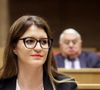 Toujours en veillant à ne pas montrer son visage, la femme politique le montre dans un pyjama de couleur pourpre.

Audition par la commission d'enquête du Sénat de Marlène Schiappa Secrétaire d'Etat auprès de la Première ministre, chargée de l'Economie sociale et solidaire et de la Vie associative dans l'affaire du fonds Marianne, au Sénat, le 14 juin 2023, à Paris. © Stéphane Lemouton / Bestimage