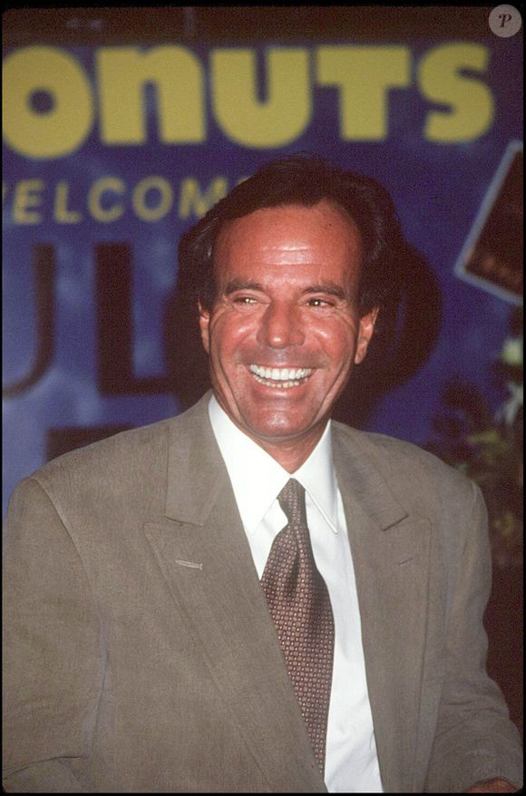 Julio Iglesias au Coconut Record Store de New York. AGENCE / BESTIMAGE