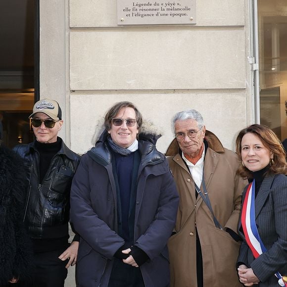 Un hommage a été rendu à Françoise Hardy, avec l’inauguration d’une plaque commémorative à Paris.

Étienne Daho, Thomas Dutronc, Jean-Marie Périer et Delphine Bürkli (maire du 9ème arrondissement de Paris) - Dévoilement d'une plaque commémorative en hommage à Françoise Hardy (veille de ce qui aurait été le 82ème anniversaire) apposée sur la façade du 24 rue d'Aumale à Paris, où la chanteuse a vécu son enfance et son adolescence jusqu'à ses premiers succès. En présence des élèves du département théâtre et jazz du Conservatoire municipal Nadia et Lili Boulanger. © Coadic Guirec/Bestimage