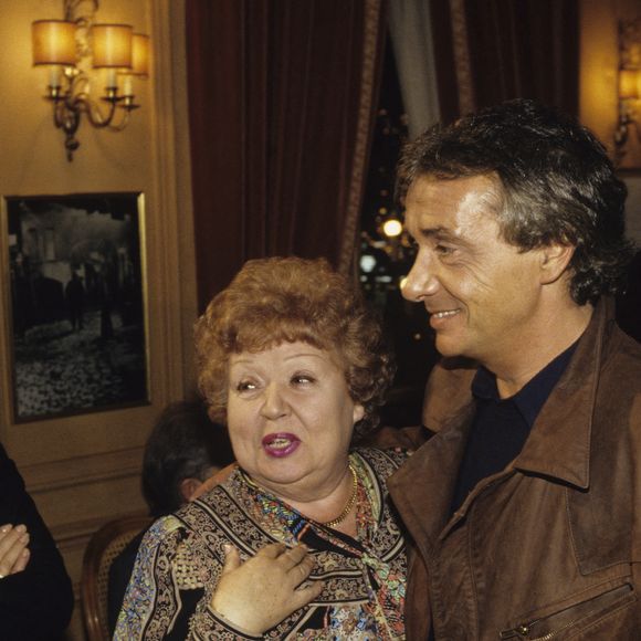Si on a très souvent vu Michel Sardou aux côtés de sa mère, notamment à la télévision, le chanteur star n'a pas, non plus, oublié son père, disparu en 1976 à l'âge de 65 ans.

Archives - En France, à Paris, lors de la Remise de la Médaille De Chevalier de l'Ordre des Arts et des Lettres à Jacques Revaux, Michel Sardou et sa mère Jackie en décembre 1989. Gérard Letellier via Bestimage
