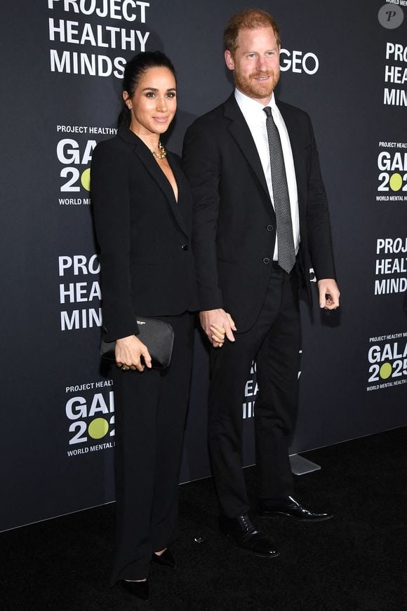 Le couple a fait une apparition main dans la main pour l'événement. 

Meghan, duchesse de Sussex et le prince Harry, duc de Sussex, troisième gala annuel de la Journée mondiale de la santé mentale organisé par Project Healthy Minds, Spring Studios, New York, NY, 9 octobre 2025. (Photo par Anthony Behar/Sipa USA)