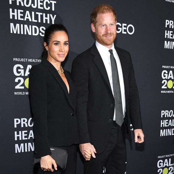 Le couple a fait une apparition main dans la main pour l'événement. 

Meghan, duchesse de Sussex et le prince Harry, duc de Sussex, troisième gala annuel de la Journée mondiale de la santé mentale organisé par Project Healthy Minds, Spring Studios, New York, NY, 9 octobre 2025. (Photo par Anthony Behar/Sipa USA)
