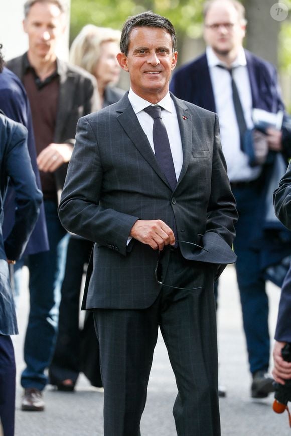 Exclusif - Manuel Valls à la sortie des obsèques de l'avocat et homme politique français Tony Dreyfus au cimetière du Montparnasse à Paris, France, le 5 mai 2023. © Christophe Clovis/Bestimage