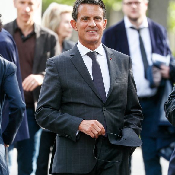 Exclusif - Manuel Valls à la sortie des obsèques de l'avocat et homme politique français Tony Dreyfus au cimetière du Montparnasse à Paris, France, le 5 mai 2023. © Christophe Clovis/Bestimage