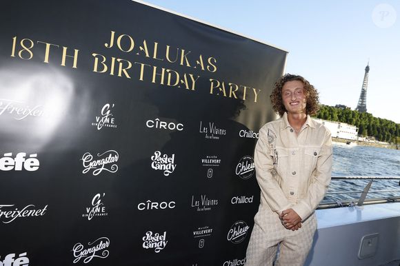 Joalukas a réalisé sa performance avec vue sur la Tour Eiffel. Un cadre prestigieux qui booste la visibilité de son business dans le milieu de l'événementiel de luxe.

Exclusif - Prix spécial - No web - Joalukas Noah lors de la soirée d'anniversaire de Joalukas Noah, fils de Yannick Noah et Isabelle Camus, pour ses 18 ans à Paris le 10 juin 2022.

© Cyril Moreau / Bestimage