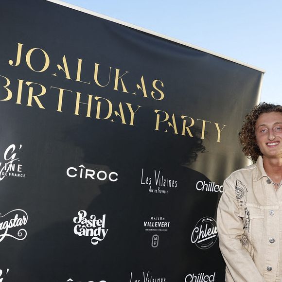 Joalukas a réalisé sa performance avec vue sur la Tour Eiffel. Un cadre prestigieux qui booste la visibilité de son business dans le milieu de l'événementiel de luxe.

Exclusif - Prix spécial - No web - Joalukas Noah lors de la soirée d'anniversaire de Joalukas Noah, fils de Yannick Noah et Isabelle Camus, pour ses 18 ans à Paris le 10 juin 2022.

© Cyril Moreau / Bestimage