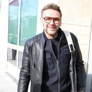 Il a exercé la profession de steward avant de monter sur scène
Exclusif - Jeanfi Janssens quitte l'émission de radio Les Grosses Têtes sur RTL à Neuilly-sur-Seine le 7 février 2026. © Jonathan Rebboah/PsnewZ/Bestimage