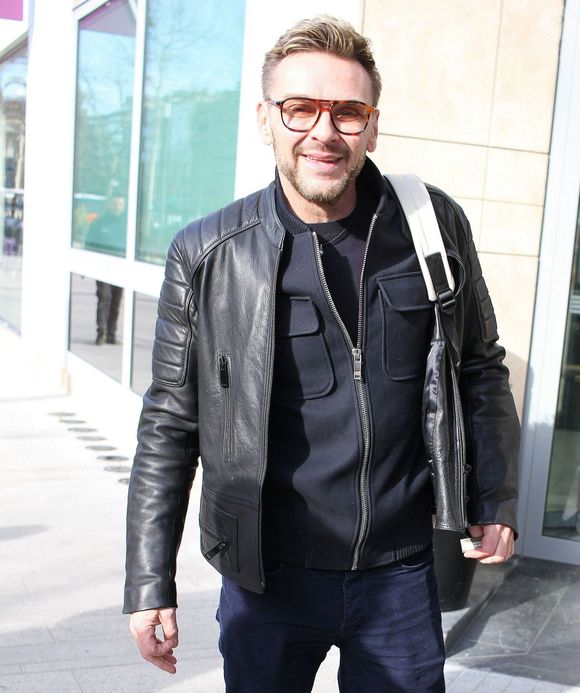 Il a exercé la profession de steward avant de monter sur scène

Exclusif - Jeanfi Janssens quitte l'émission de radio Les Grosses Têtes sur RTL à Neuilly-sur-Seine le 7 février 2026. © Jonathan Rebboah/PsnewZ/Bestimage