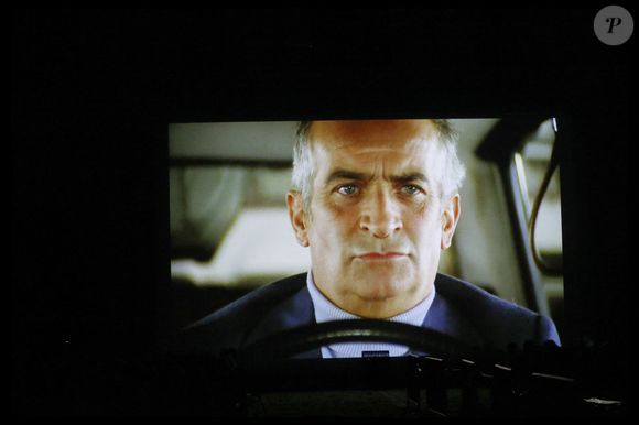 jusqu'à ce ce que ça arrive à Louis De Funès le lendemain

Louis de Funès - R. Dati organise pour les habitants du VIIème arrondissement, une projection des "Aventures de Rabbi Jacob", dans la Cour d' Honneur des Invalides, le décor du final, en présence de D.Thompson, fille du réalisateur et co-scénariste du film le 12 septembre 2020. © Alain Guizard/Bestimage