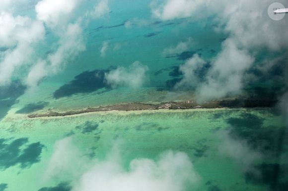 Et a déboursé une somme d'argent considérable pour cela.

Exclusif -  Vues aériennes de Blackadore Caye, l'île privée au large des côtes du Belize que l'acteur et environnementaliste Leonardo DiCaprio a achetée en 2015 pour 1,75 million de dollars. Les plans de DiCaprio pour l'île comprennent une station de recherche axée sur le changement climatique, un hôtel, 36 bungalows de villégiature et 36 villas immobilières. Le complexe devait ouvrir ses portes en 2018, puis à nouveau en 2020, mais comme ces images exclusives le montrent, les seules structures de l'île semblent être un hangar et une petite cabane ombragée. L'île est bordée de palmiers mourants et le rivage est recouvert d'algues vertes à Blackadore Caye, au Belize, le 5 juin 2021. Coleman-Rayner / Bestimage