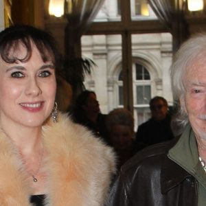 La différence d’âge de 45 ans n’est pas un sujet tabou, y compris pour ses filles, Marie et Charlotte, aujourd’hui âgées de plus de 65 ans.
Hugues Aufray et sa femme Murielle - Hugues Aufray reçoit la médaille Grand Vermeil de la ville des mains d'Anne Hidalgo, à l'hôtel de ville de Paris le 18 décembre 2025. © Philippe Baldini/Bestimage