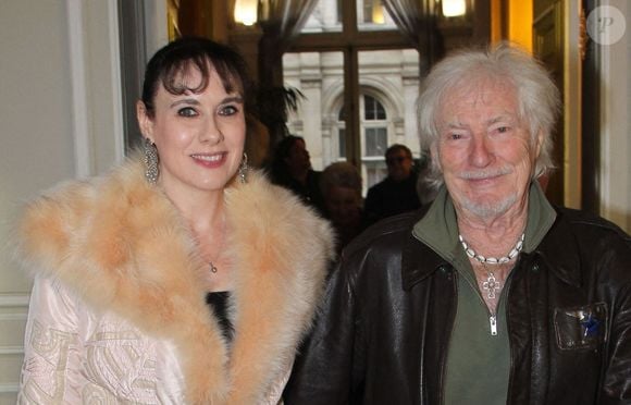 La différence d’âge de 45 ans n’est pas un sujet tabou, y compris pour ses filles, Marie et Charlotte, aujourd’hui âgées de plus de 65 ans.

Hugues Aufray et sa femme Murielle - Hugues Aufray reçoit la médaille Grand Vermeil de la ville des mains d'Anne Hidalgo, à l'hôtel de ville de Paris le 18 décembre 2025. © Philippe Baldini/Bestimage