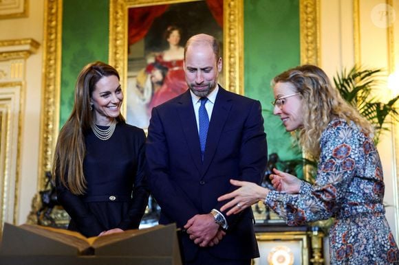 Le prince et la princesse de Galles (Le prince William, prince de Galles et Catherine "Kate" Middleton, princesse de Galles) regardant des pièces de la collection royale dans le salon vert du château de Windsor, Berkshire, au premier jour de la visite d'État au Royaume-Uni du président de la République fédérale d'Allemagne Frank-Walter Steinmeier. Date de la photo : mercredi 3 décembre 2025.  

© PA Photo/ Bestimage